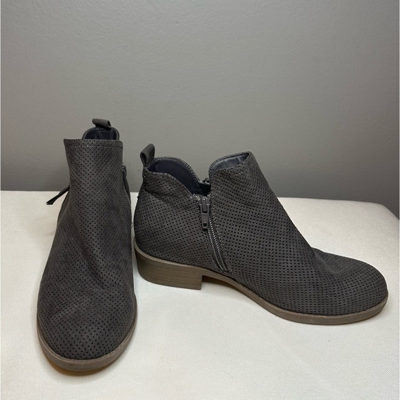 Universal Thread Booties - Picture 4 of 5